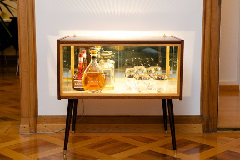 Kommode mit beleuchteter, verspiegelter Vitrine/Bar – BLISS modern antiques