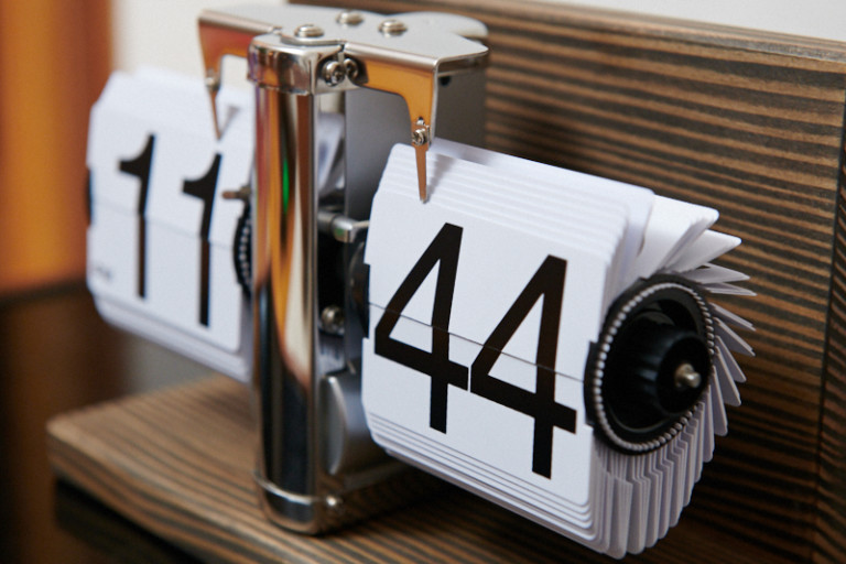 Klappzahlen-Tischuhr/Wanduhr FLIP CLOCK DARK WOOD – BLISS modern antiques